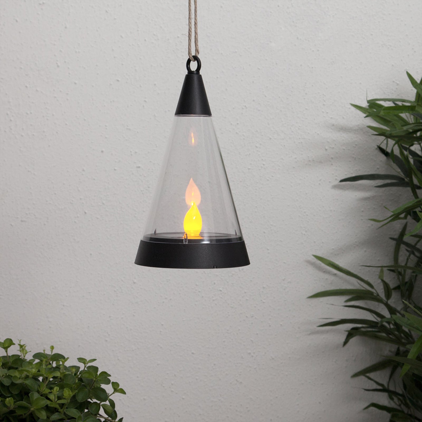 LED solcellelampe Pisa 3-i-1 montert i hage