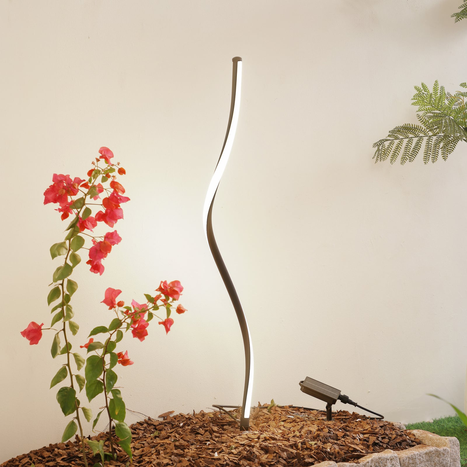 LED solcellelampe Sabriel kurvet svart aluminium IP65 forfra