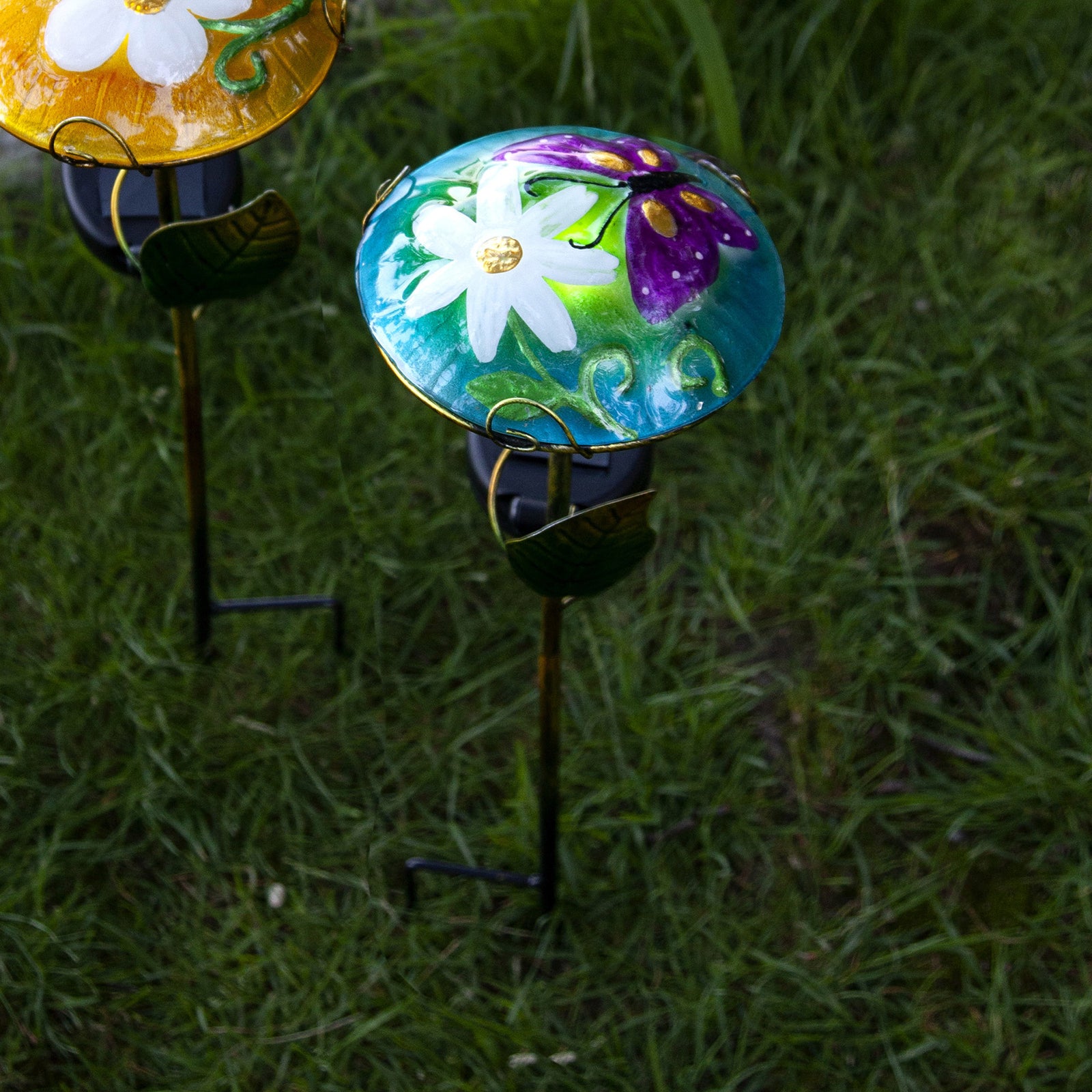 Nærbilde av LED solcellelampe Salona med dekor blå/grønn IP44