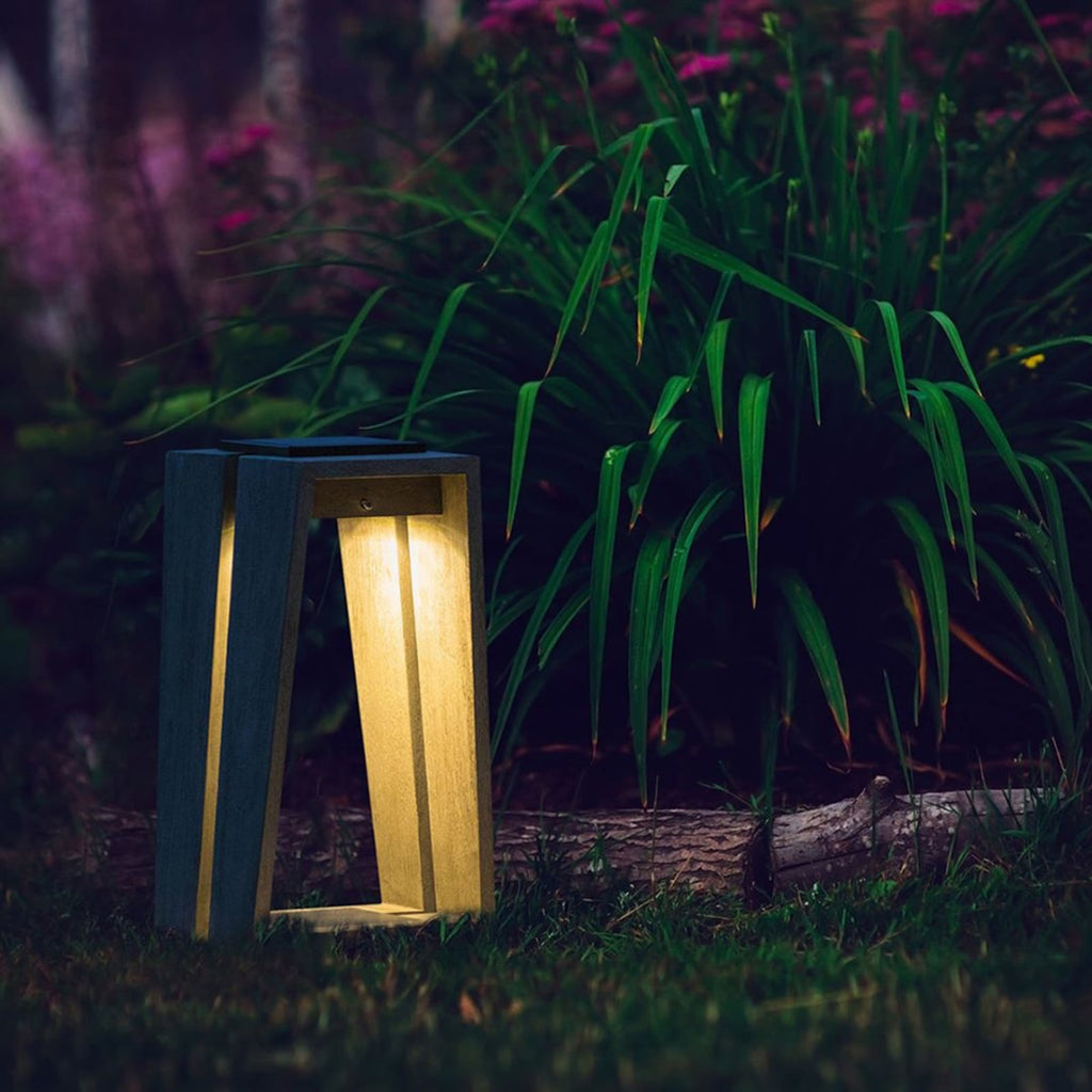 LED solcellelampe Skaal med bevegelsessensor teak detalj av treverk