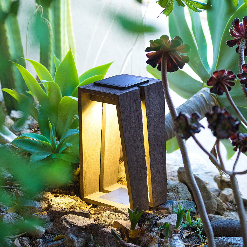 LED solcellelampe Skaal med bevegelsessensor teak montert ute
