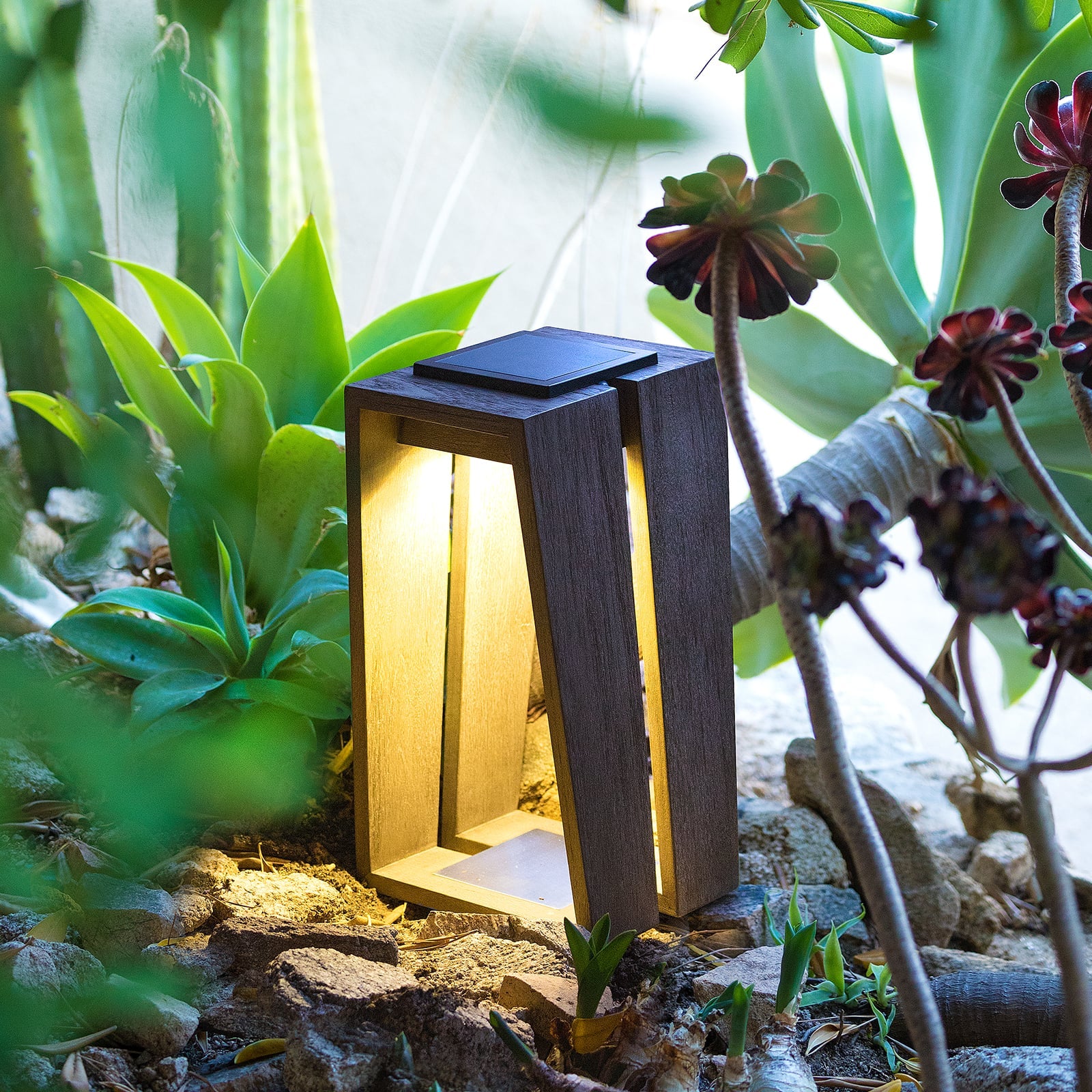 LED solcellelampe Skaal med bevegelsessensor teak montert ute