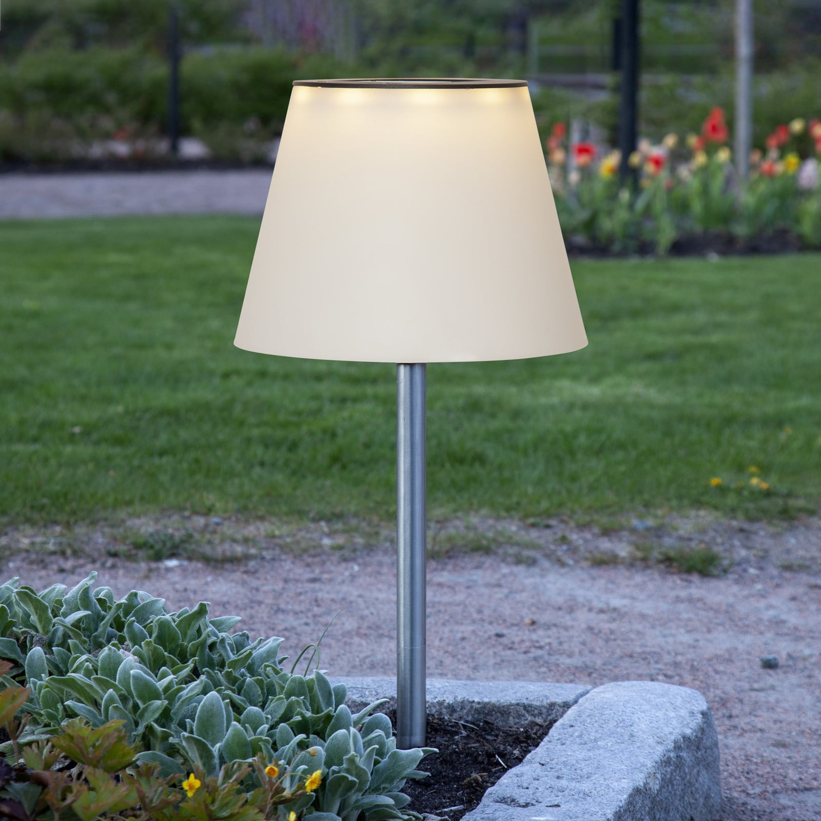 LED solcellelampe Solini med jordspyd hvit/sølv forfra