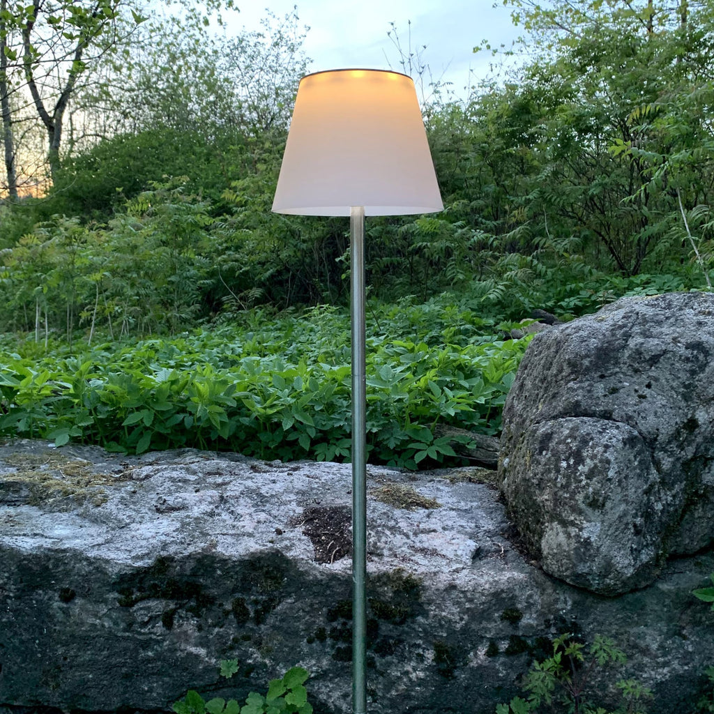 LED solcellelampe Solini med jordspyd hvit/sølv bakside