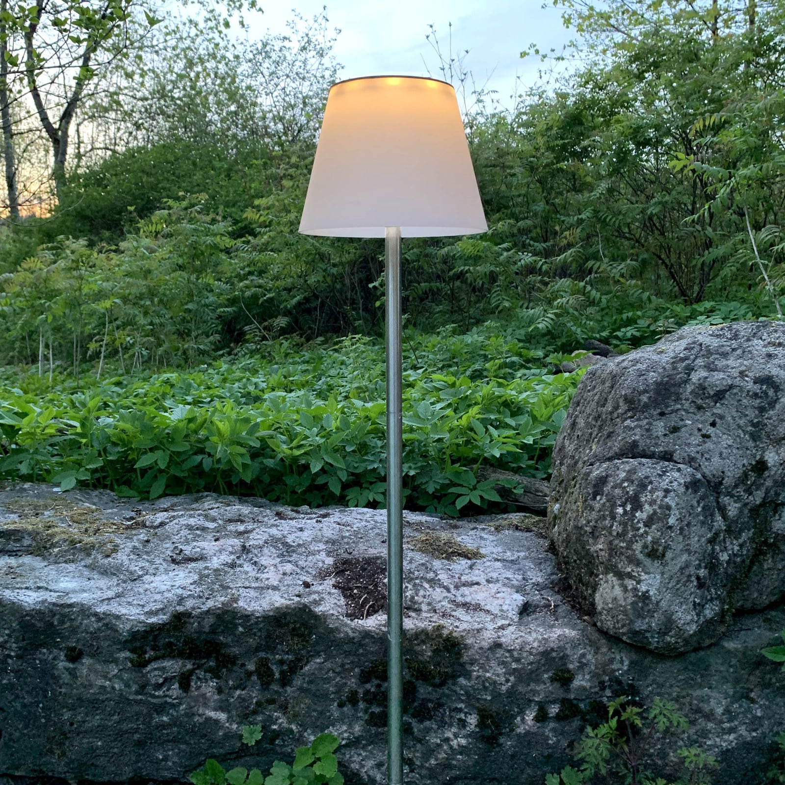LED solcellelampe Solini med jordspyd hvit/sølv bakside