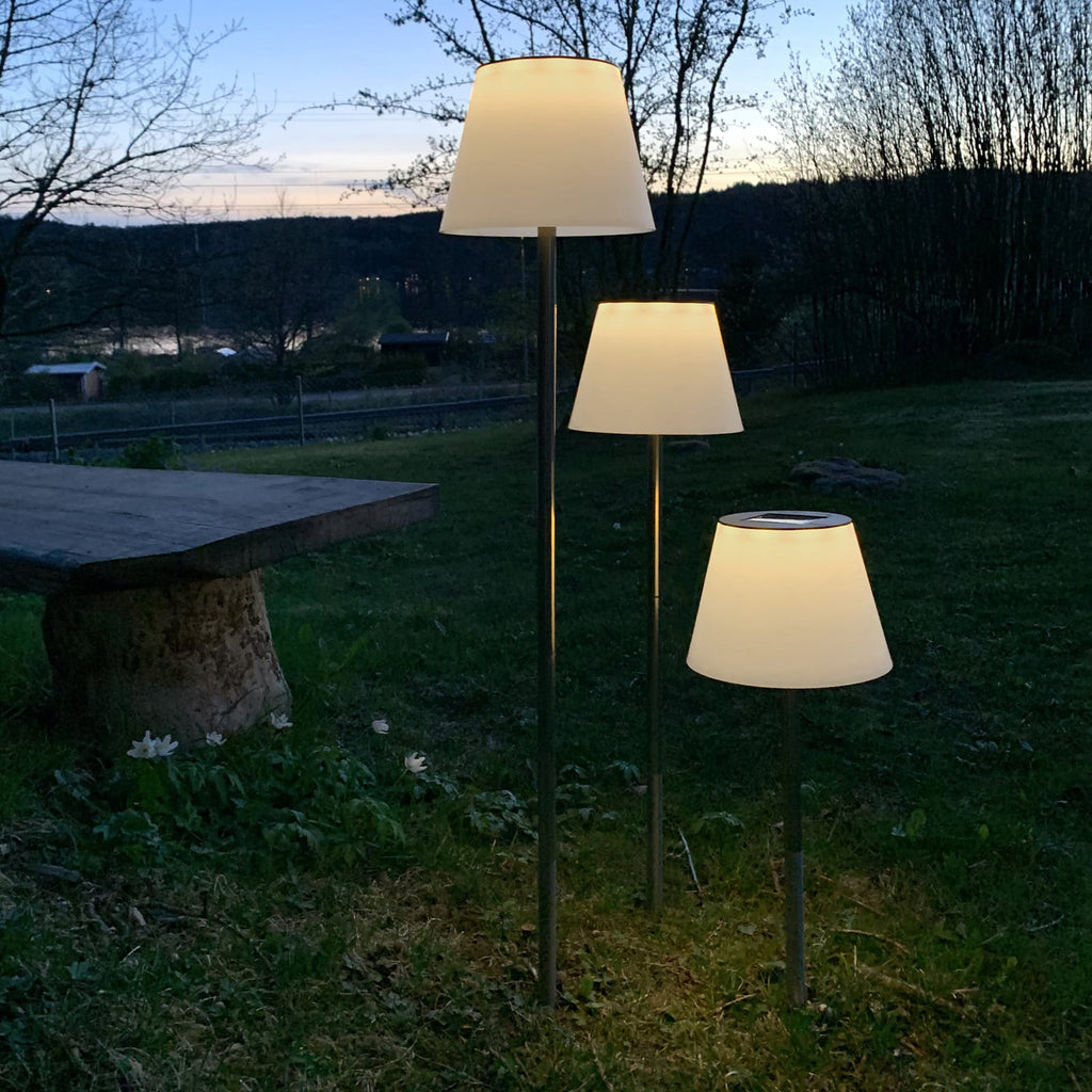 LED solcellelampe Solini med jordspyd hvit/sølv nærbilde av solcellepanel