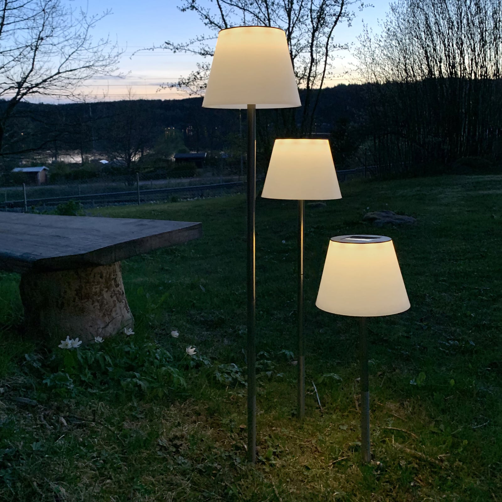 LED solcellelampe Solini med jordspyd hvit/sølv nærbilde av solcellepanel