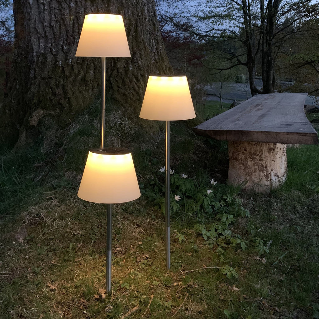 LED solcellelampe Solini med jordspyd hvit/sølv detalj av jordspyd