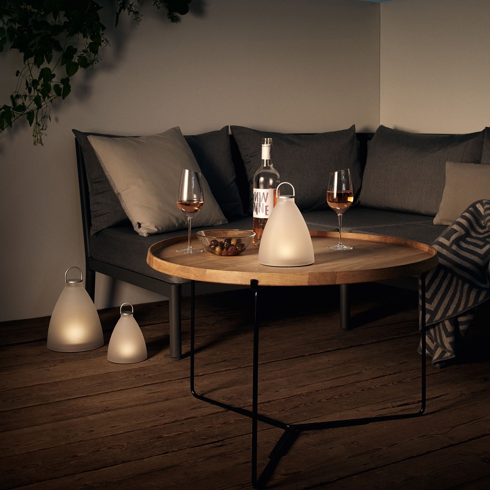 LED solcellelampe SunLight Bell bakside med solcellepanel