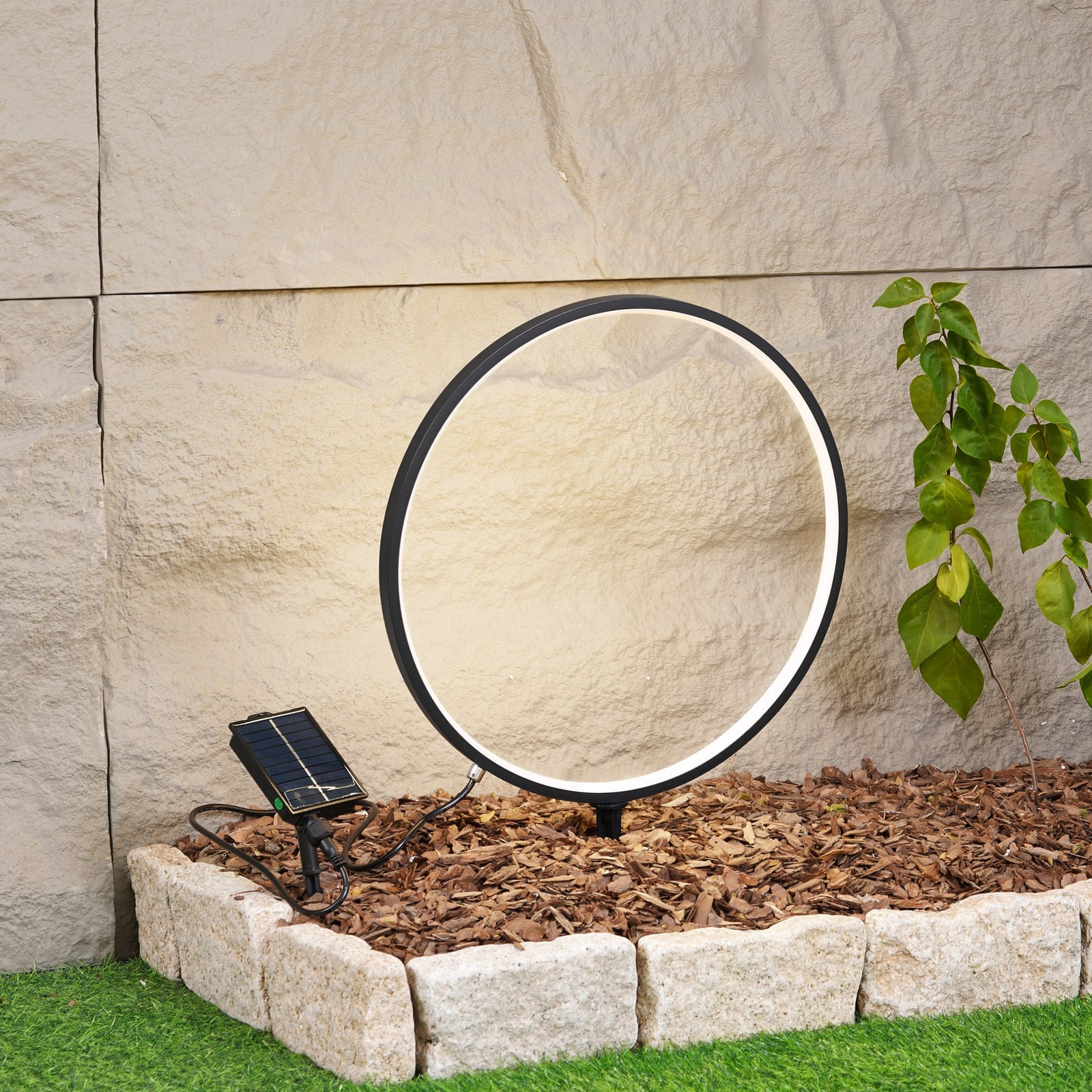 LED solcellelampe Syrene med spyd svart aluminium bakside