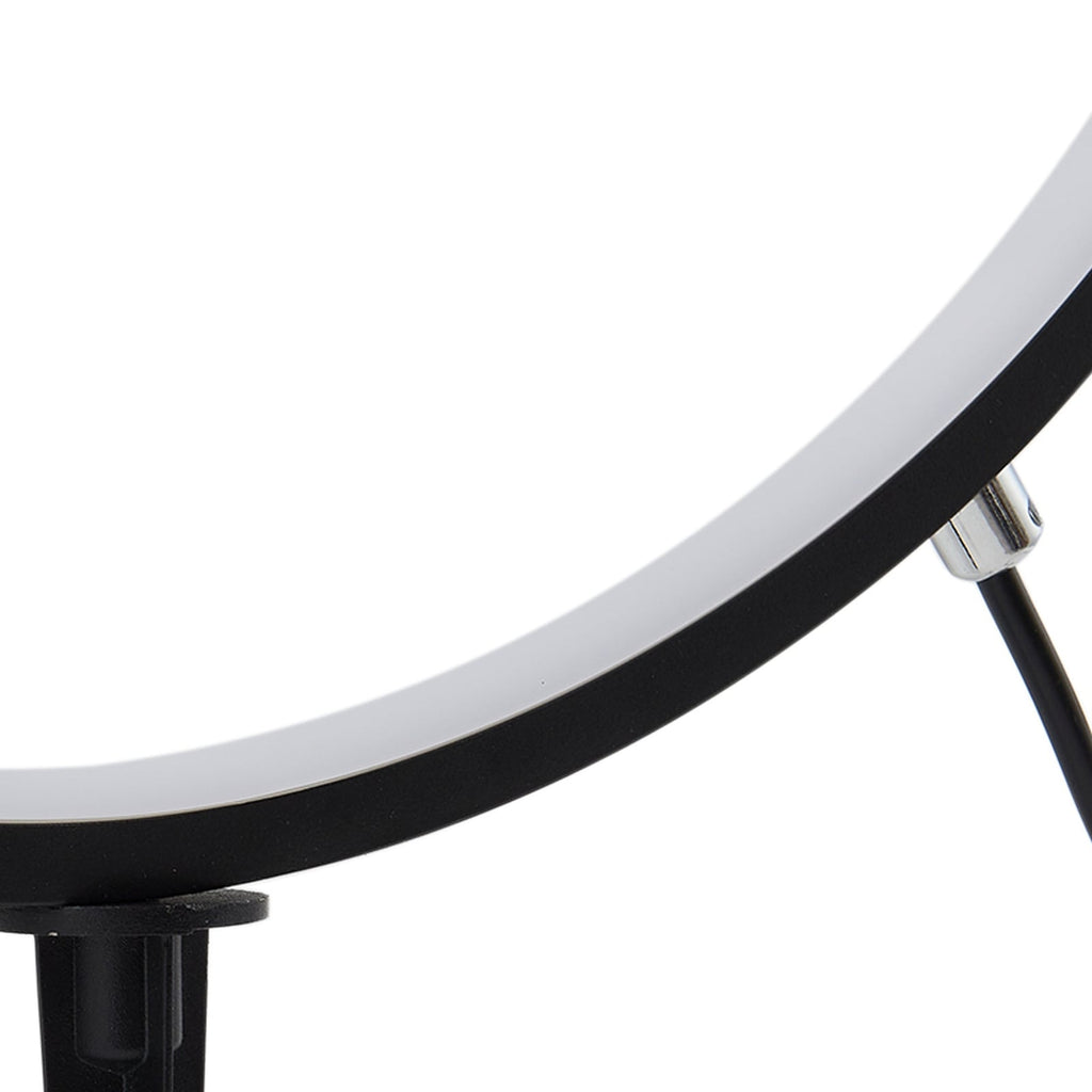 LED solcellelampe Syrene med spyd svart aluminium slått på i mørket