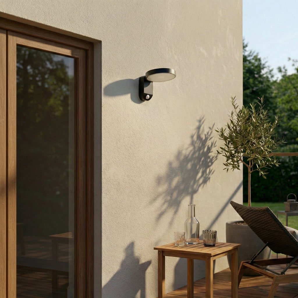 LED solcellelampe vegg Tarlson rund antrasitt med sensor IP44 montert på vegg