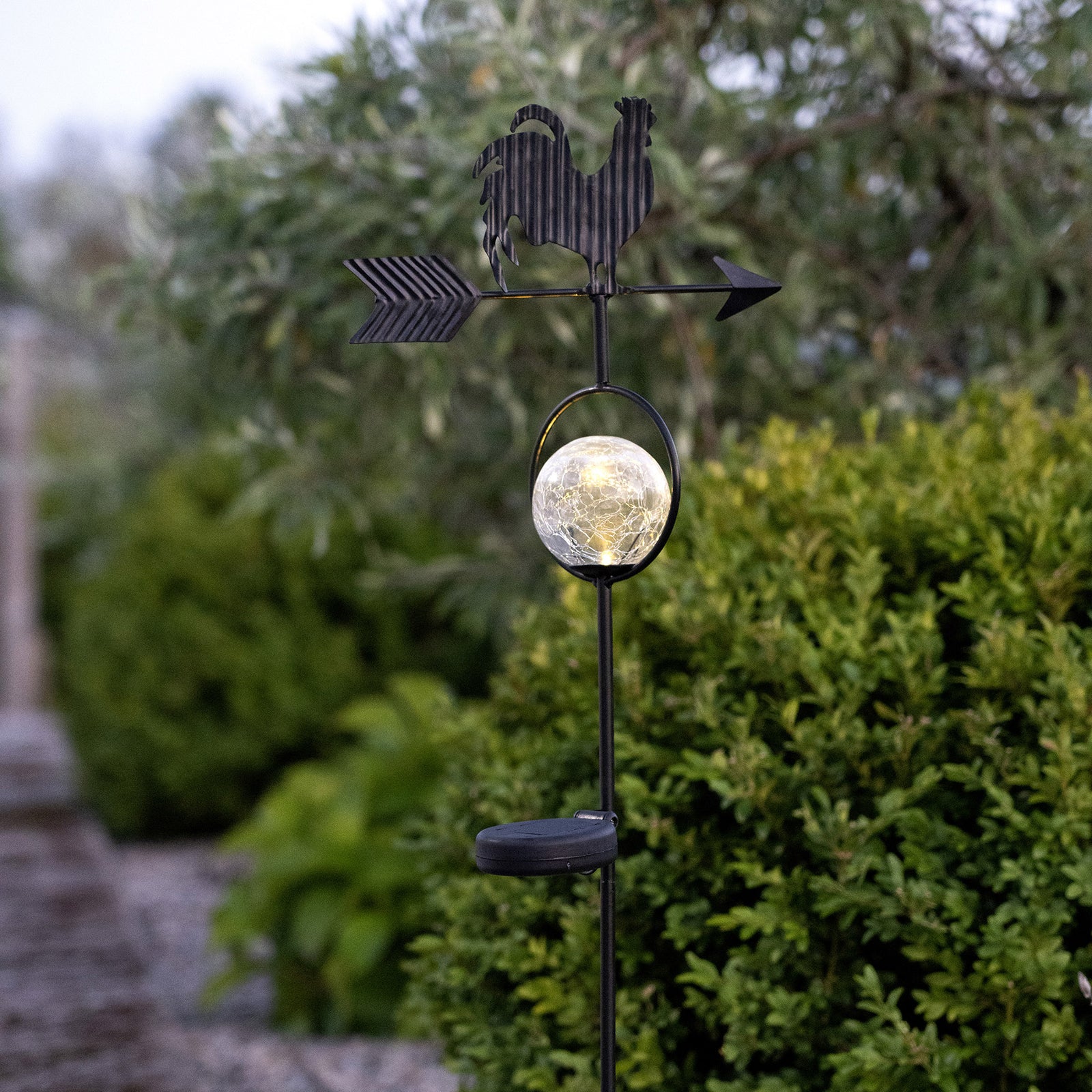 LED solcellelampe Windy vindretningsviser montert i hage