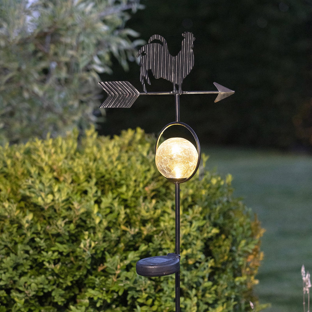 Nærbilde av LED solcellelampe Windy vindretningsviser metall og glass