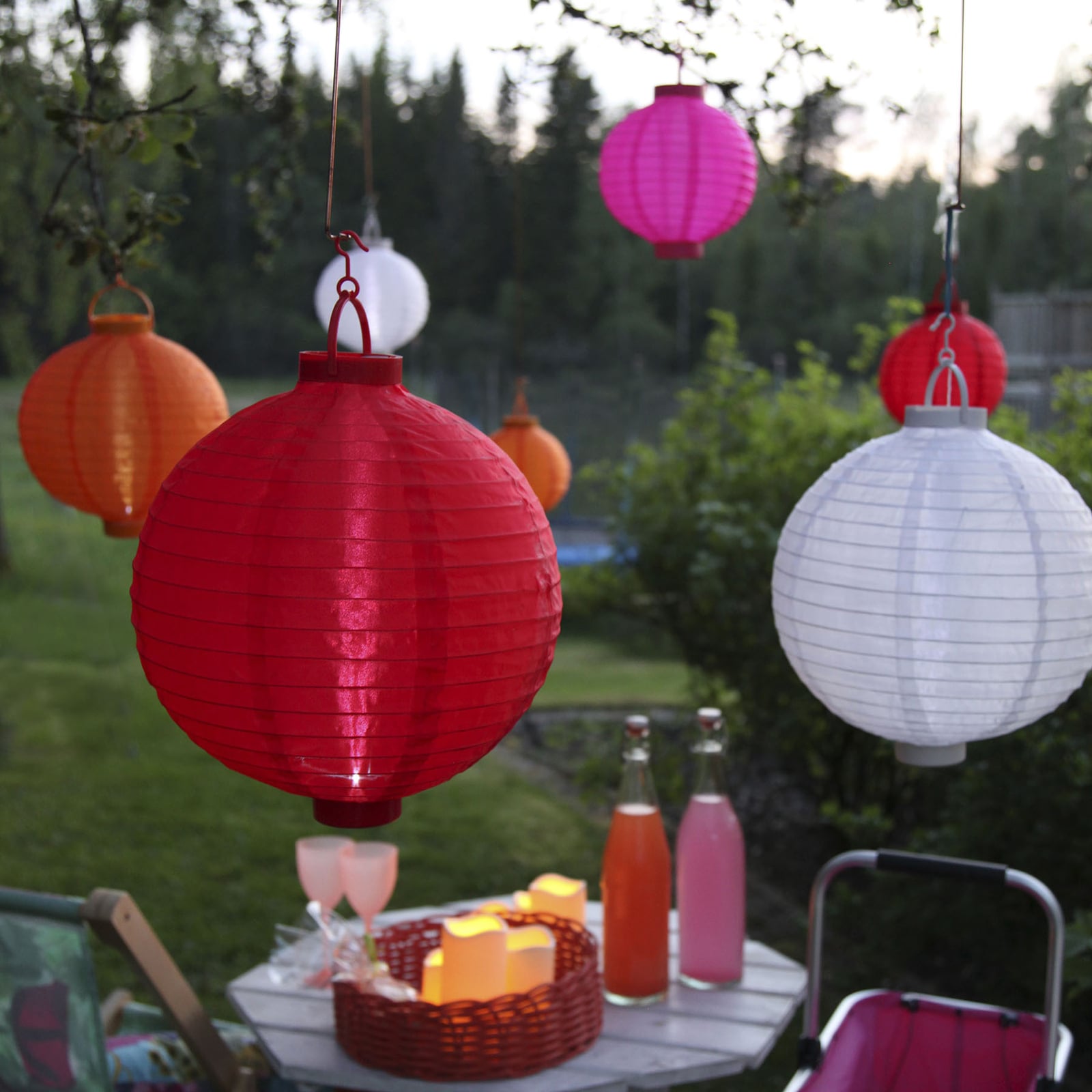 LED solcellelykt Jerrit montert i hage