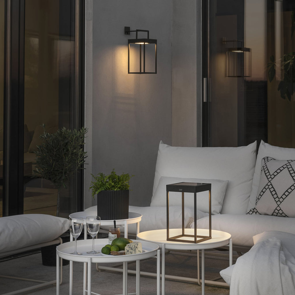Montert LED solcellelykt Portofino på vegg i hage