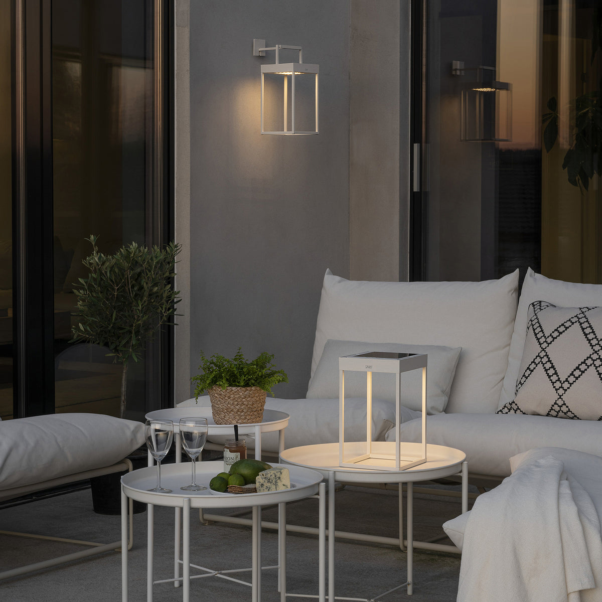 LED solcellelykt Portofino hvit montert på vegg