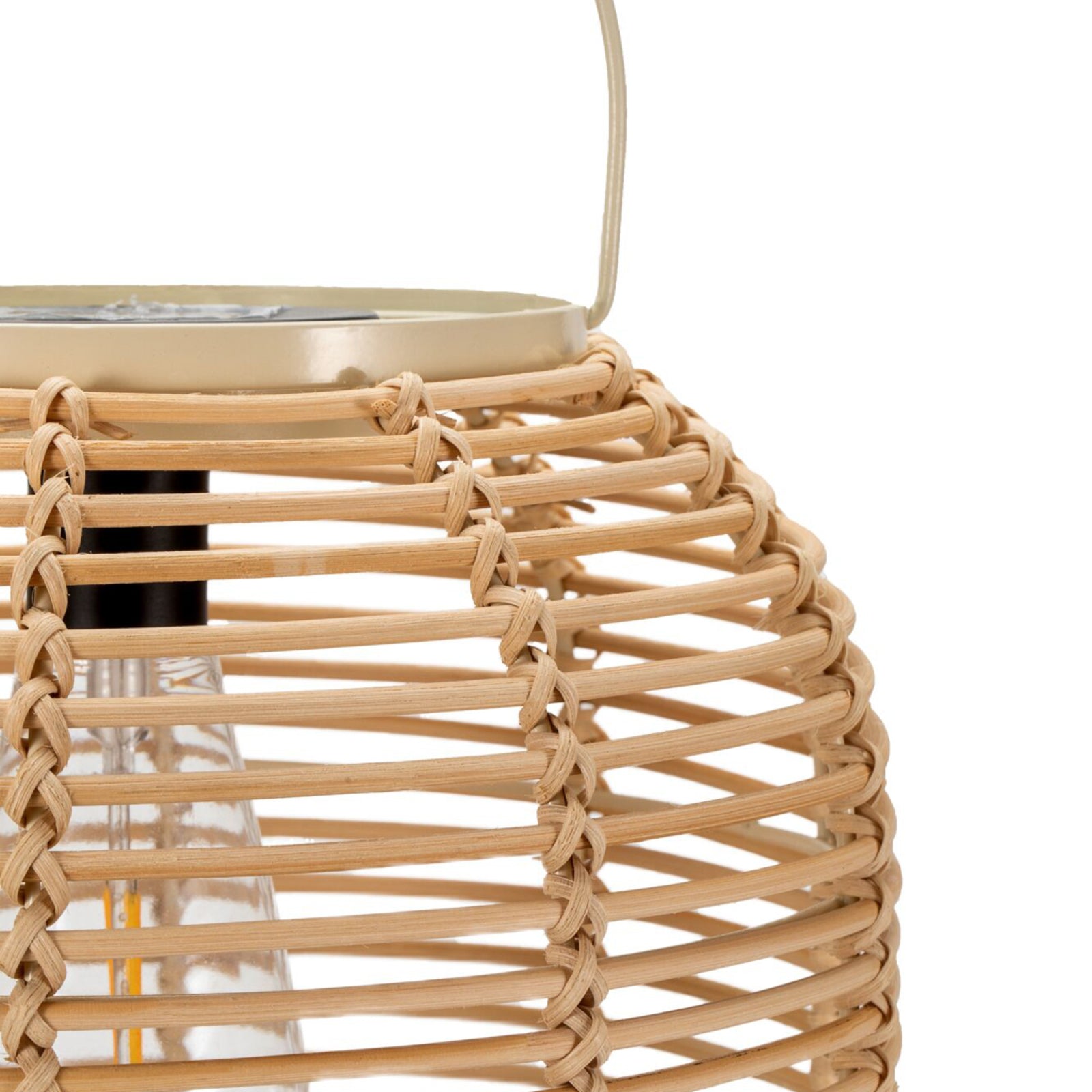 LED solcellelykt Sunshine Nature rattanlook montert i hage