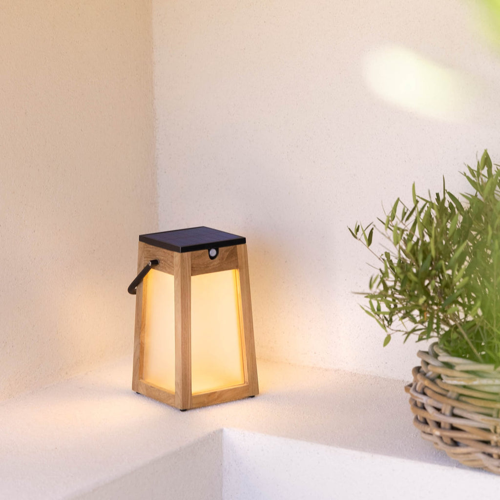 LED solcellelykt Tecka bærbar dimbar teak/aluminium 25 cm bæregrep i aluminium