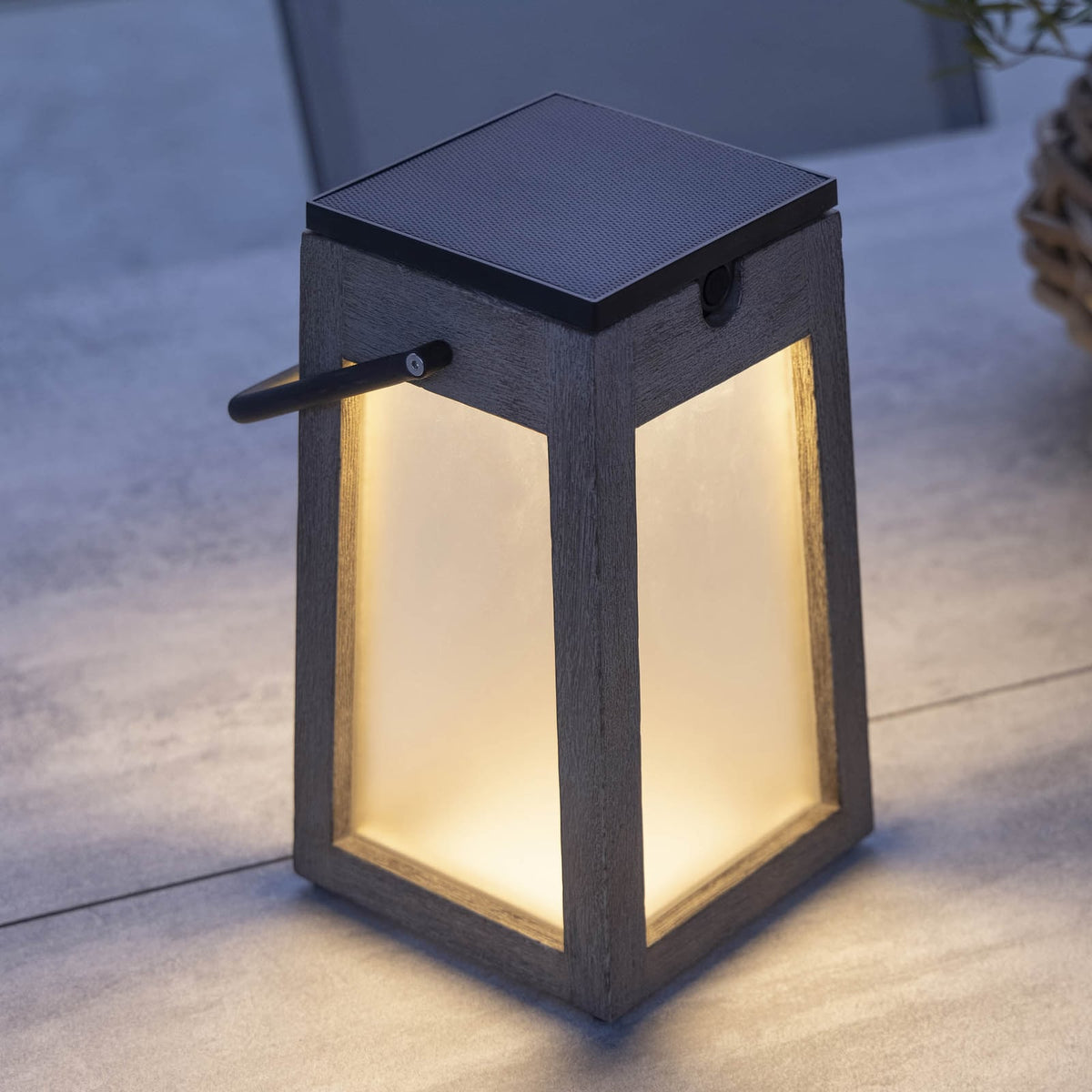LED solcellelykt Tecka bærbar dimbar teak/akryl forfra