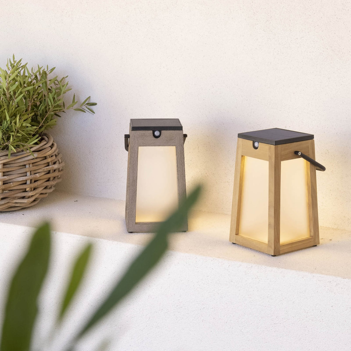 LED solcellelykt Tecka bærbar dimbar teak/akryl med dimmerkontroll