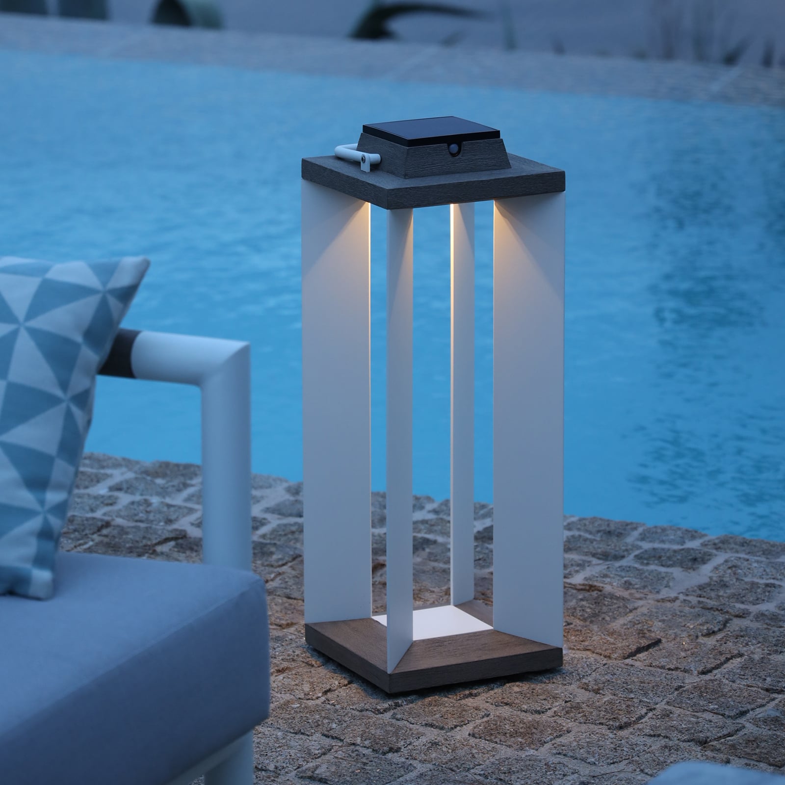 LED solcellelykt Teckalu aluminium hvit 65,5 cm i bruk ved inngangsparti