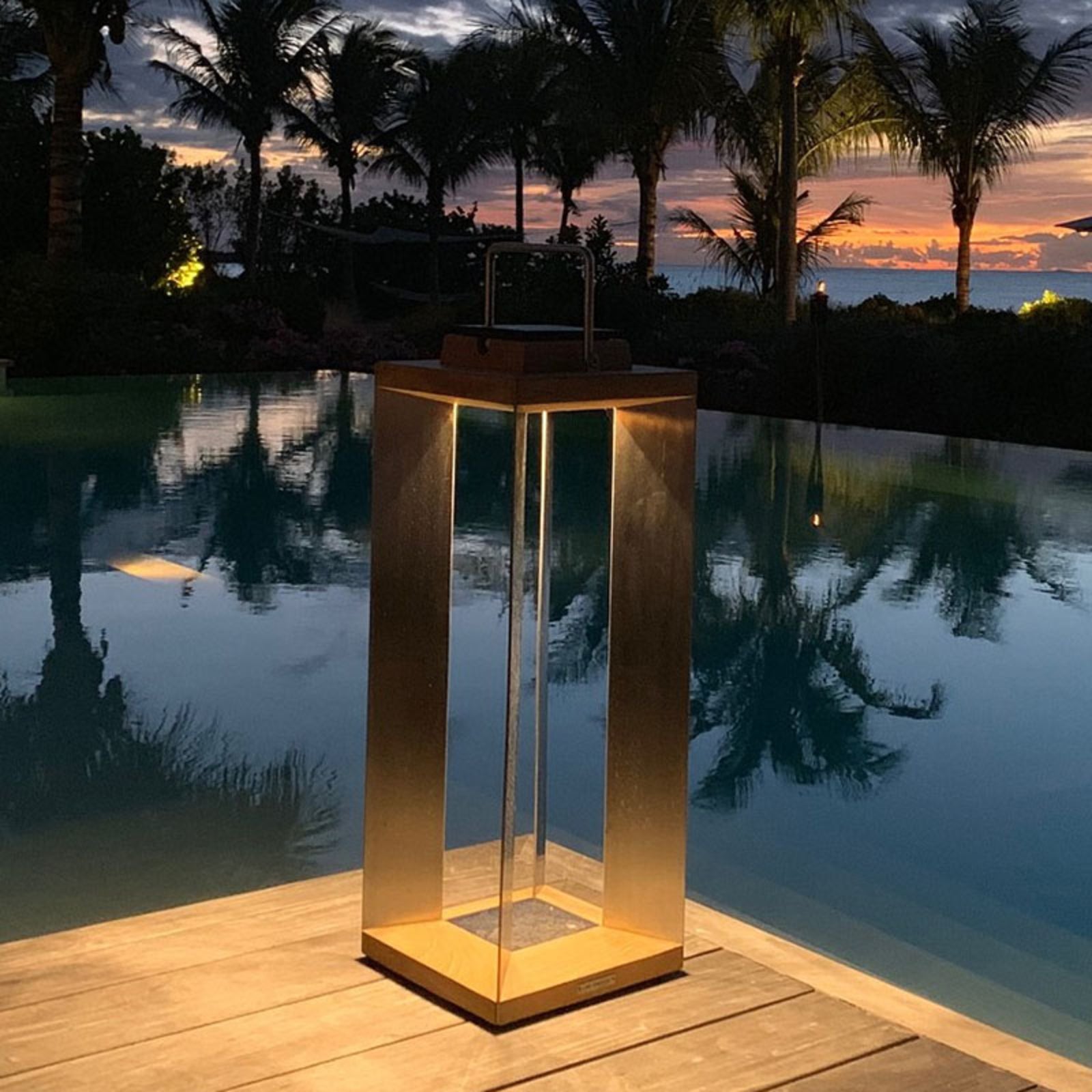 LED solcellelykt Teckinox teak/stål 65,5 cm IP55 montert på terrasse