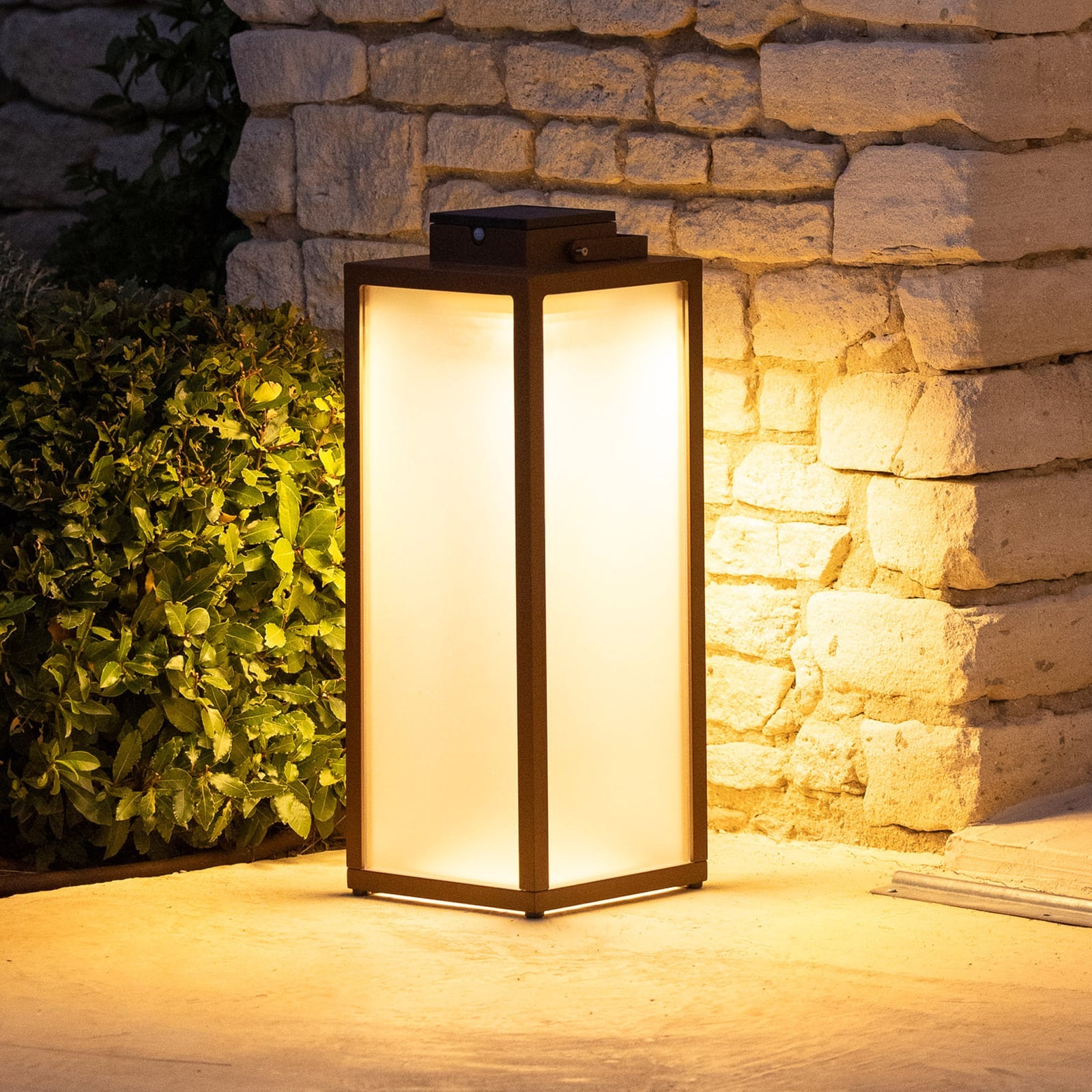 LED solcellelykt Tradition rustfarget 65 cm dimbar IP55 forfra