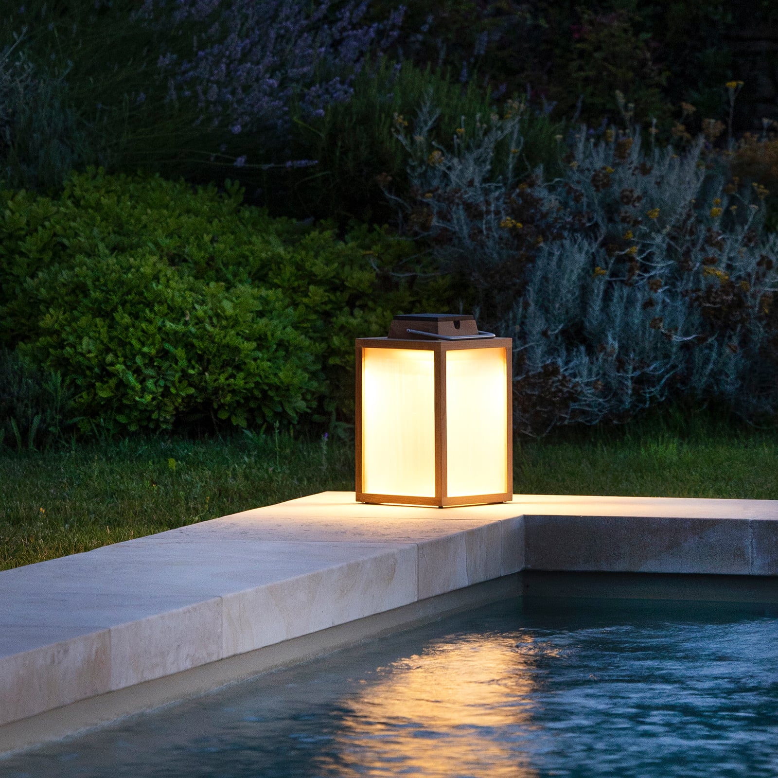 LED solcellelykt Tradition teaktre dimbar H40 cm IP55 detalj