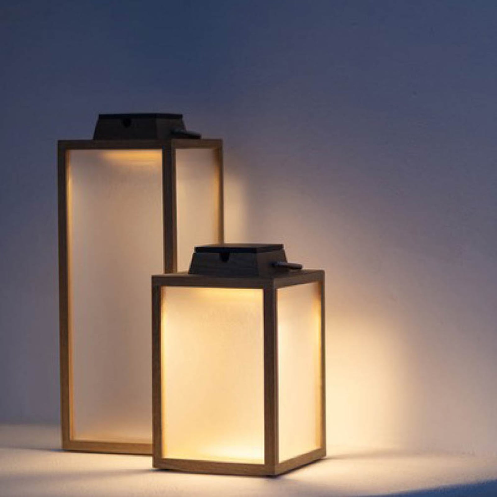 LED solcellelykt Tradition teaktre dimbar H65 cm IP55 nærbilde av lys