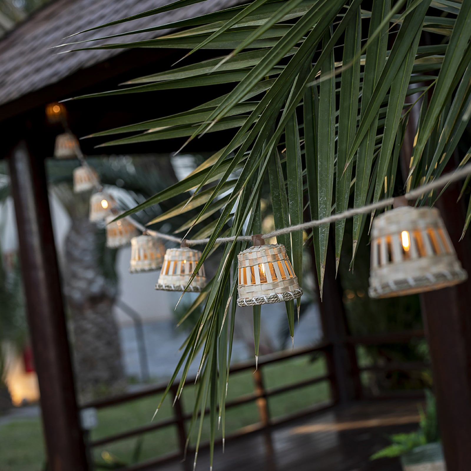 LED solcellelyslenke Aurora rattan/bambus 800 cm IP44 forfra