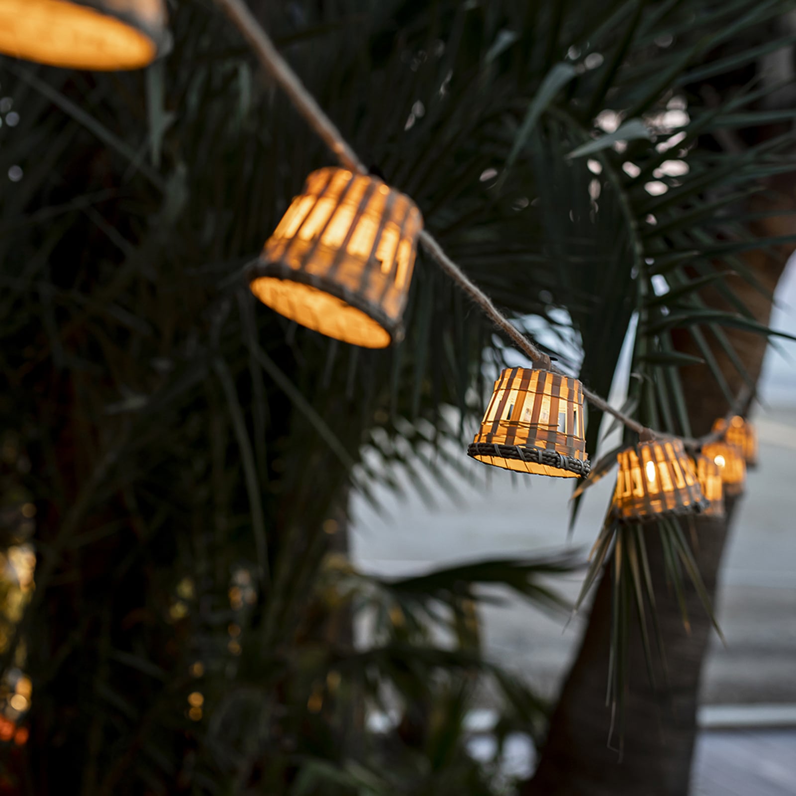 LED solcellelyslenke Aurora rattan/bambus 800 cm IP44 bakside