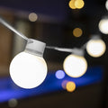 LED solcellelyslenke Bruna 10-lys kuleform i bruk