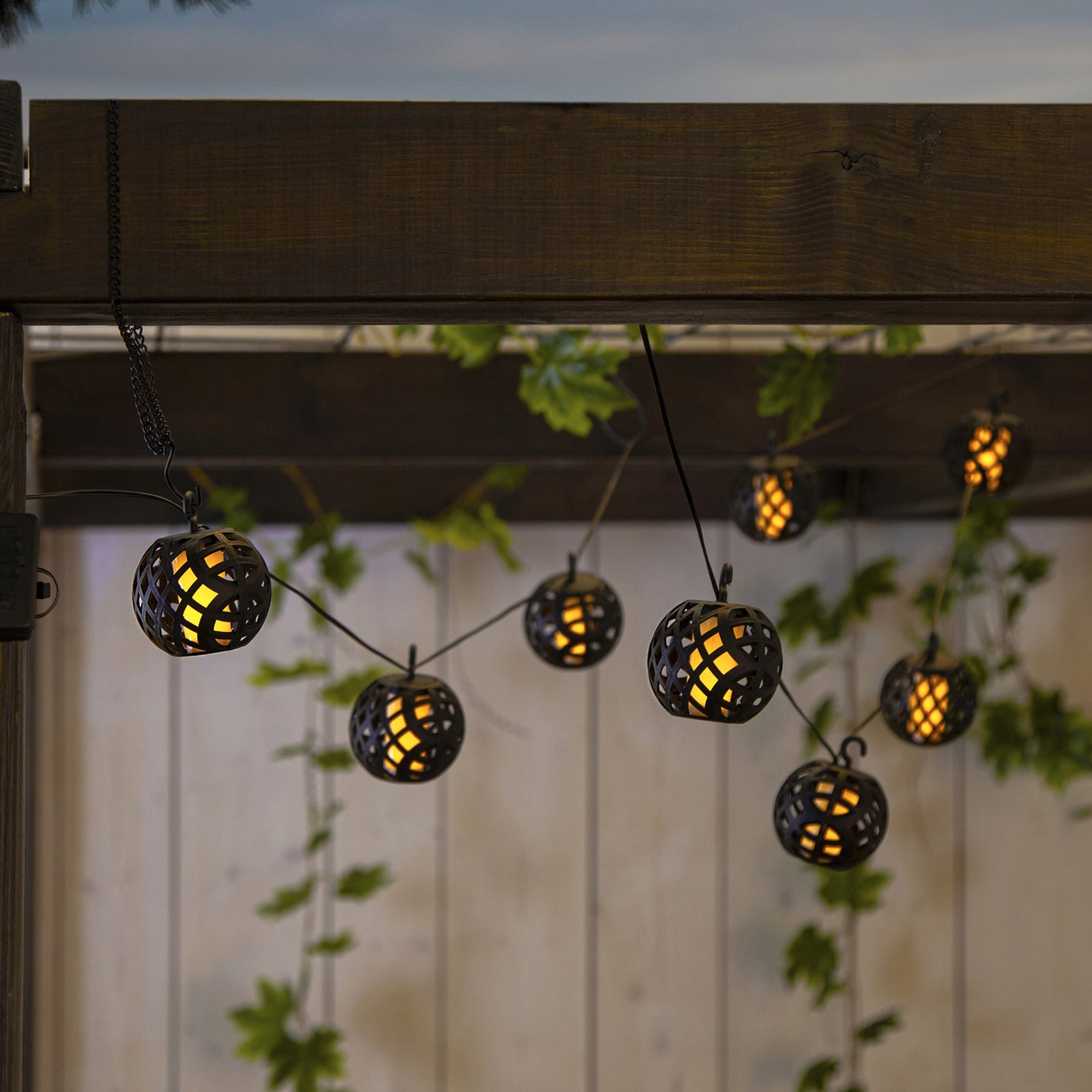 LED solcellelyslenke Flame med flammeeffekt IP44 bakside