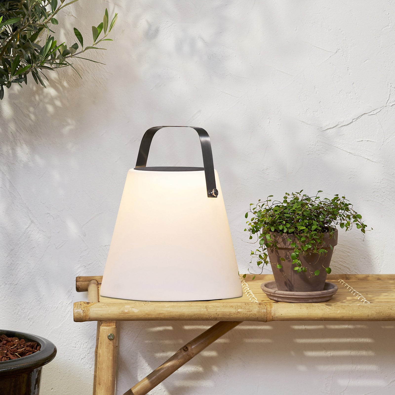 LED solcellependellampe Solia montert i uterom