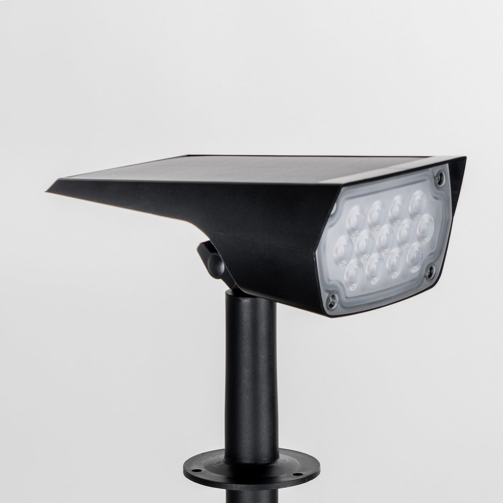 LED solcellespot Helier med jordspyd svart lyser opp hage