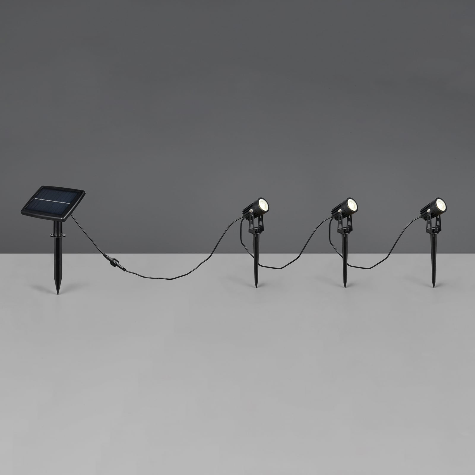LED solcellespot Obidos 3-pack svart matt aluminium montert i hage
