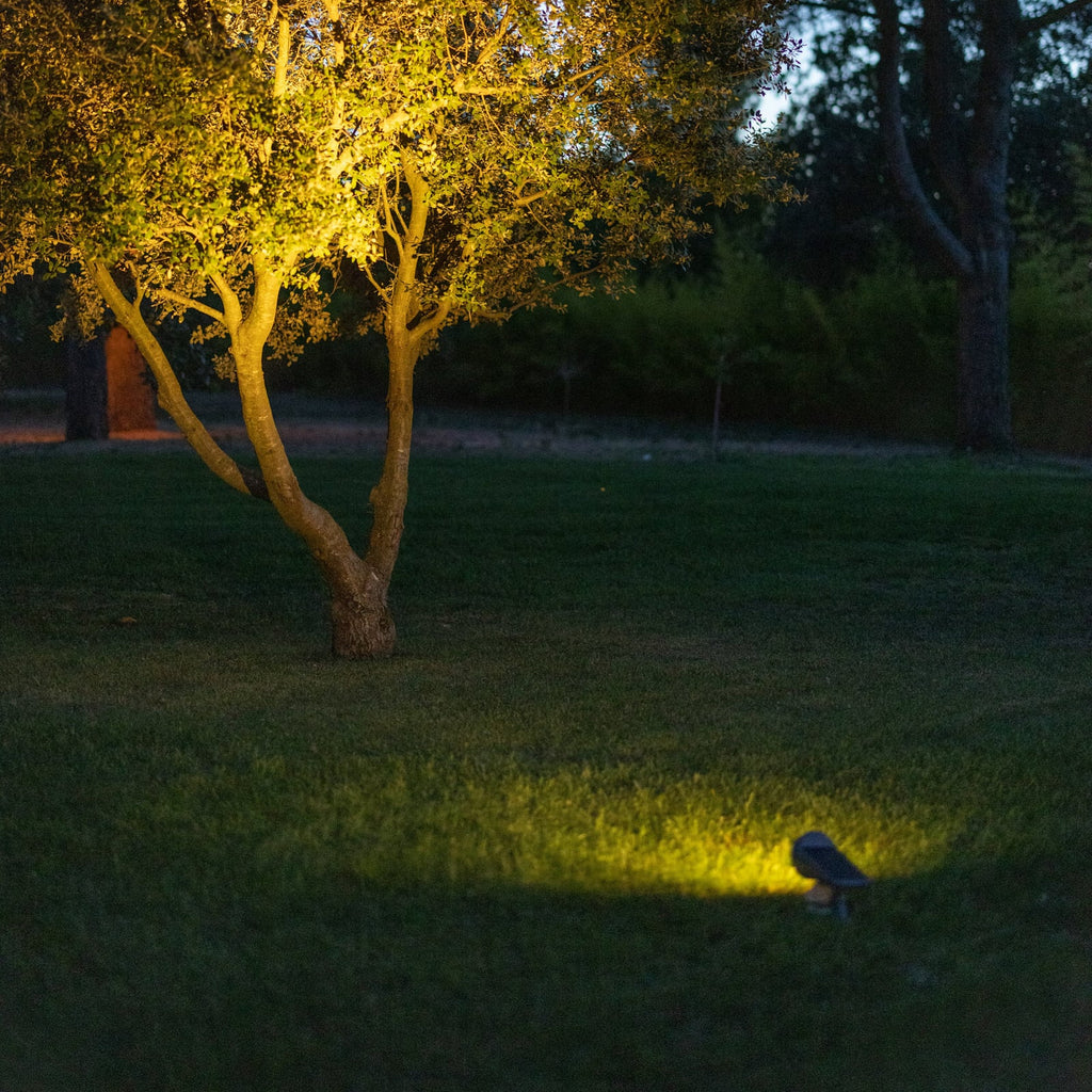Detalj av LED solcellespot OJE grå dimbar med skumringssensor