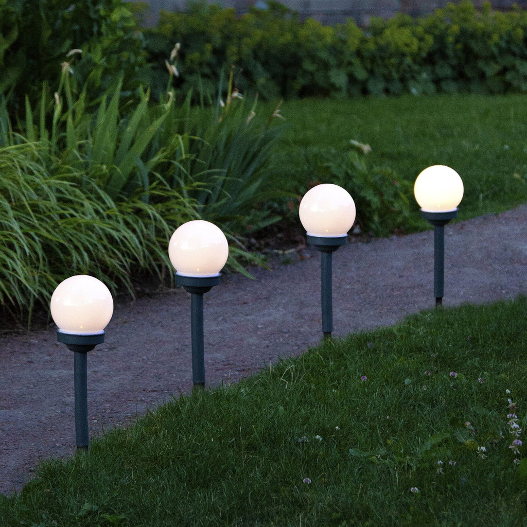 Bakside av LED solcellestolpelampe Globus med monteringsdetaljer