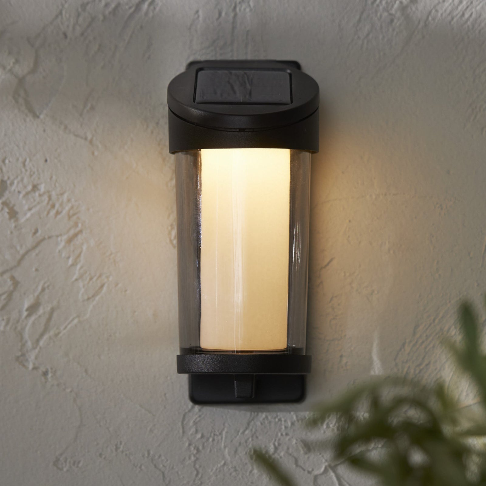 Detalj av LED solcellevegglampe Alippa lanterneform svart