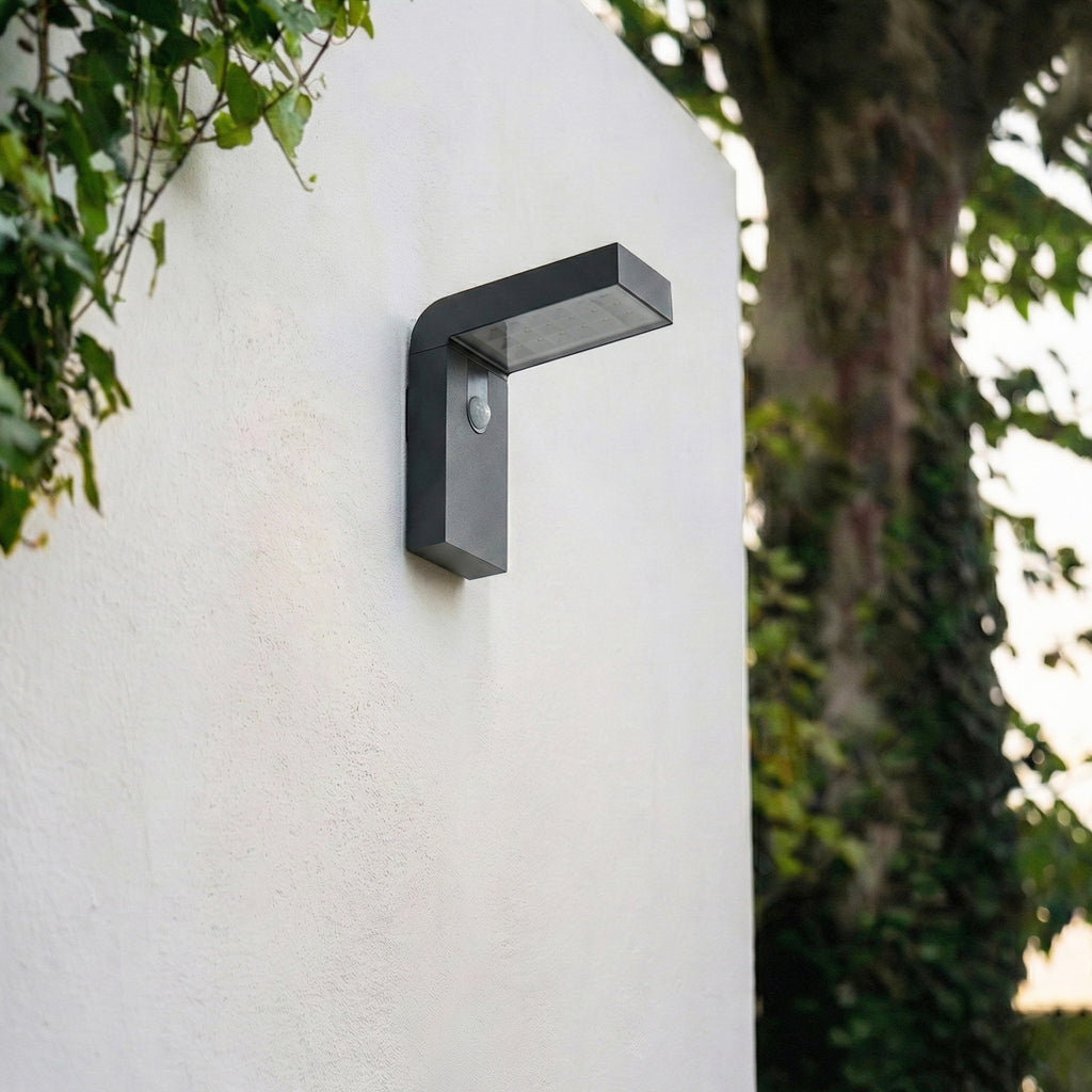 LED solcellevegglampe Aurino med sensor svart IP44 montert