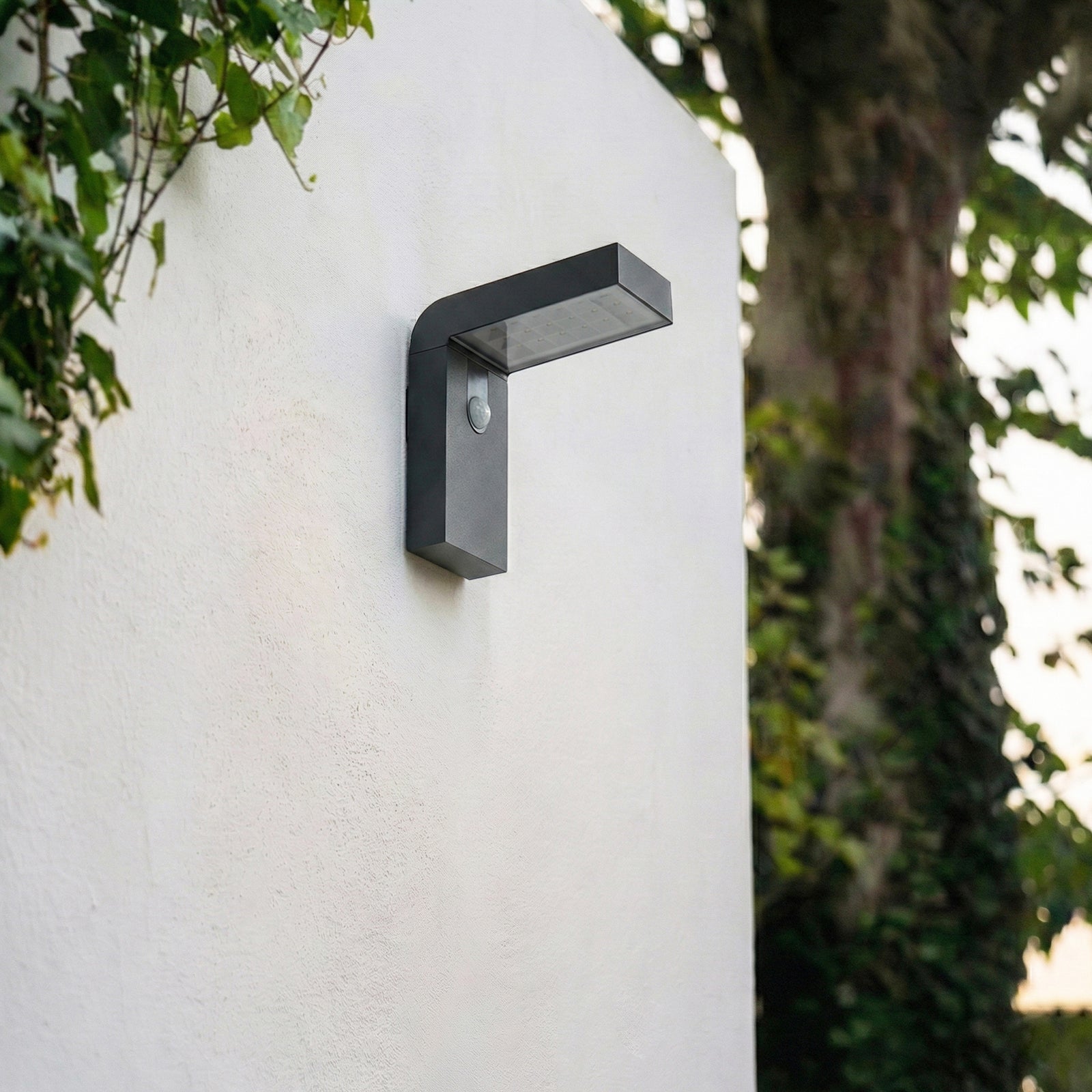LED solcellevegglampe Aurino med sensor svart IP44 montert