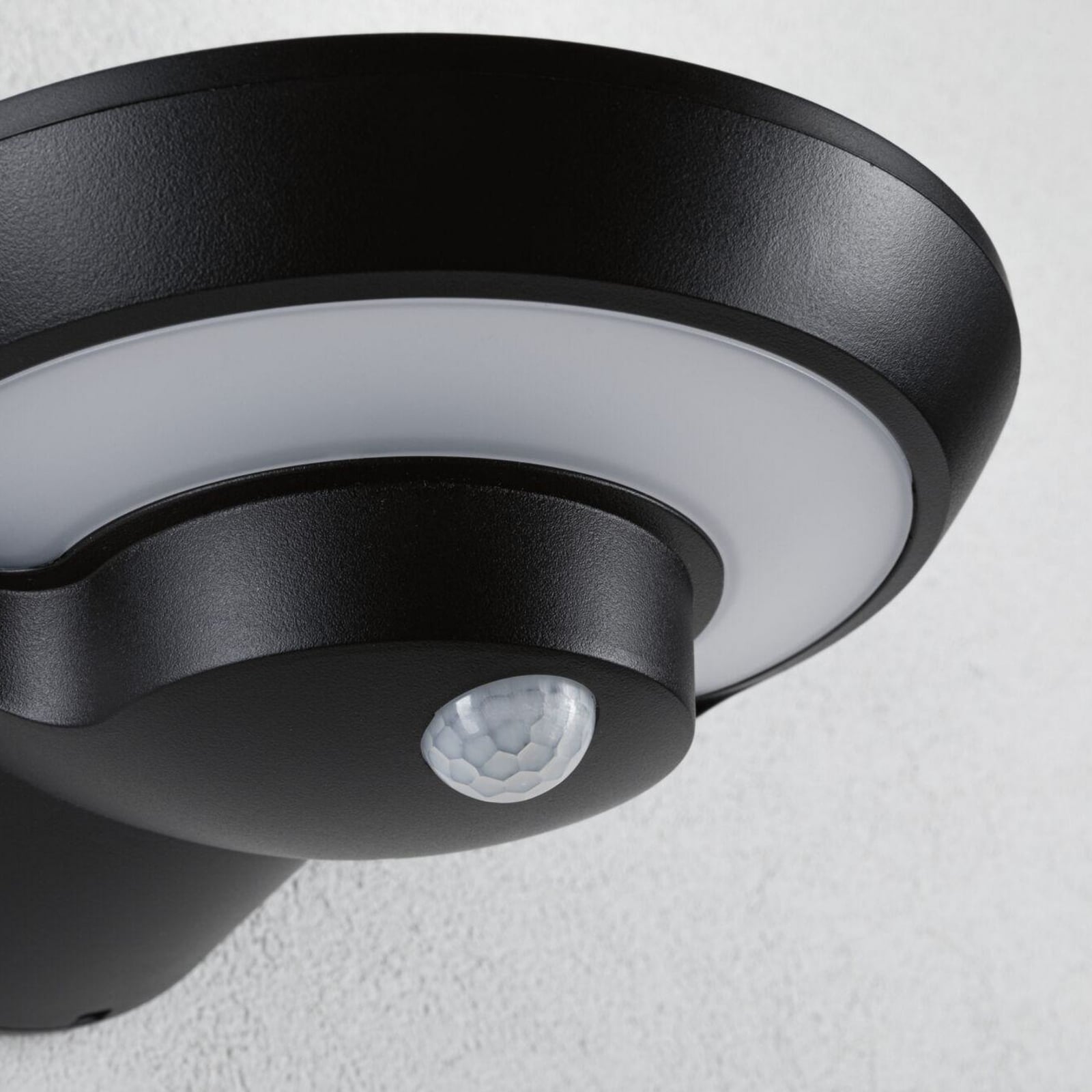 Nærbilde av bevegelsessensor på LED solcellevegglampe Bordola antrasitt IP44
