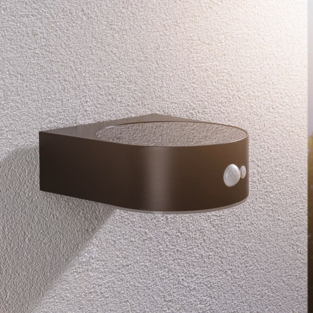 LED solcellevegglampe Eileen med bevegelsessensor IP44 montert på vegg