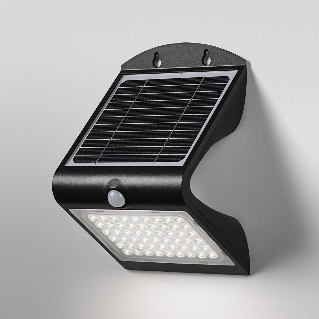 LED solcellevegglampe ENDURA FLOOD med sensor montert utendørs