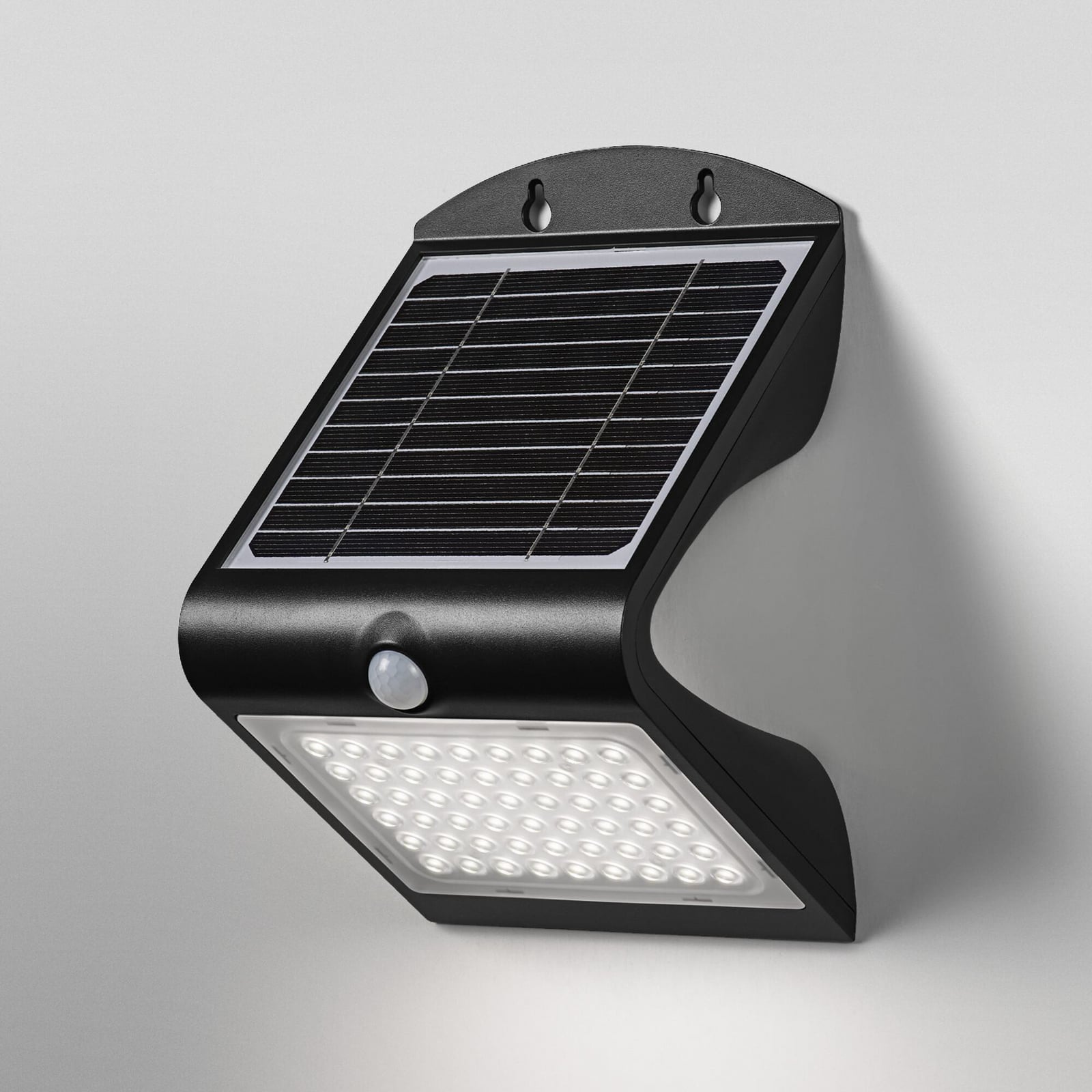 LED solcellevegglampe ENDURA FLOOD med sensor montert utendørs