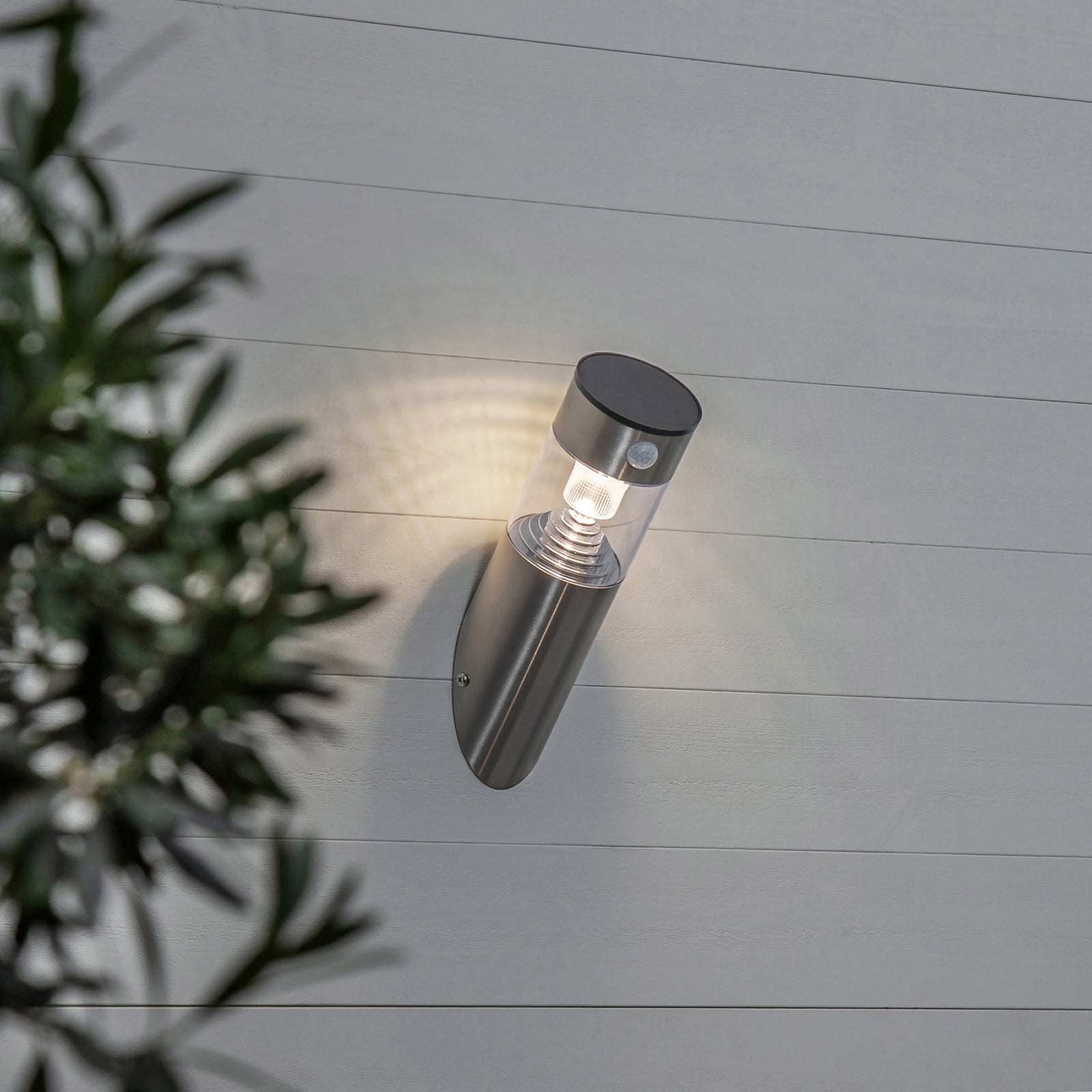 Bakside av LED solcellevegglampe Marbella med bevegelsessensor sølv