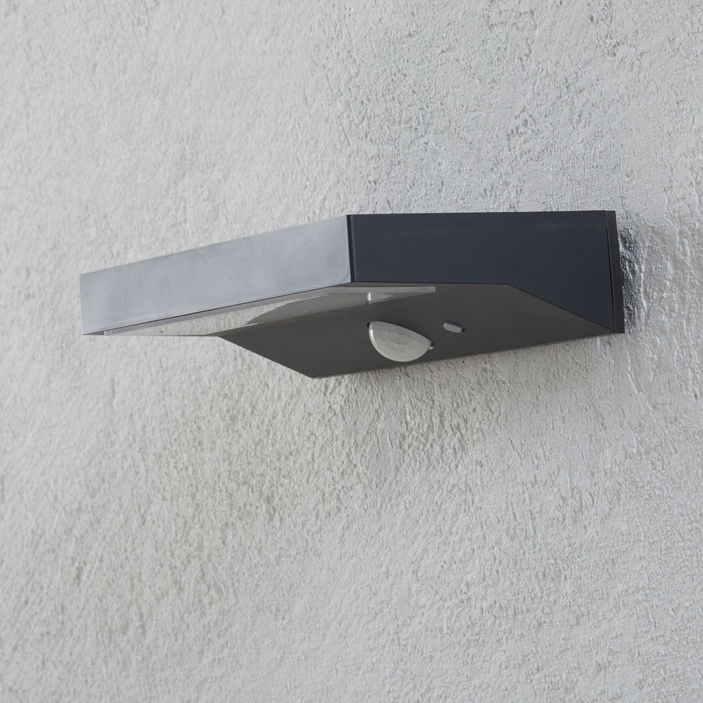 LED solcellevegglampe Maresia bakside med solarpanel