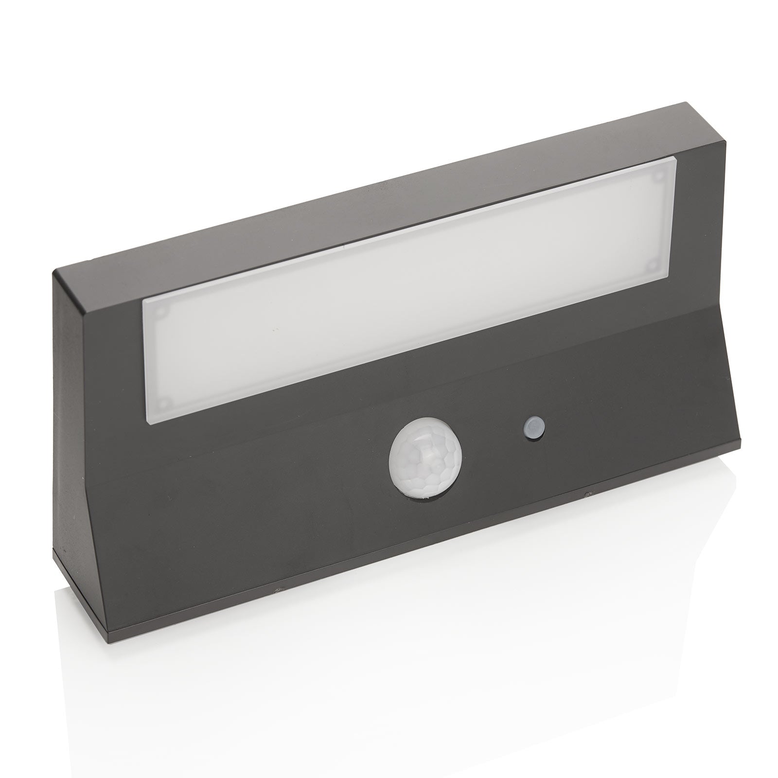 Montert LED solcellevegglampe Maresia ved inngangsparti