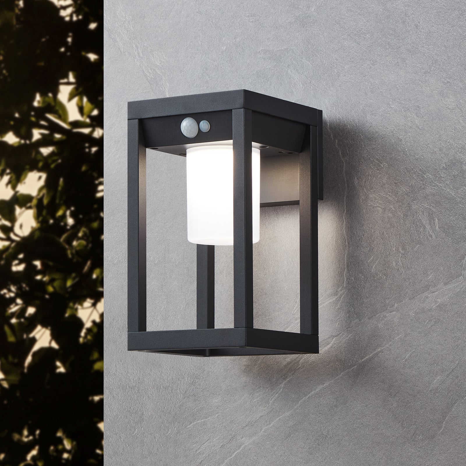 LED solcellevegglampe Martano med bevegelsessensor IP44 EGLO forfra